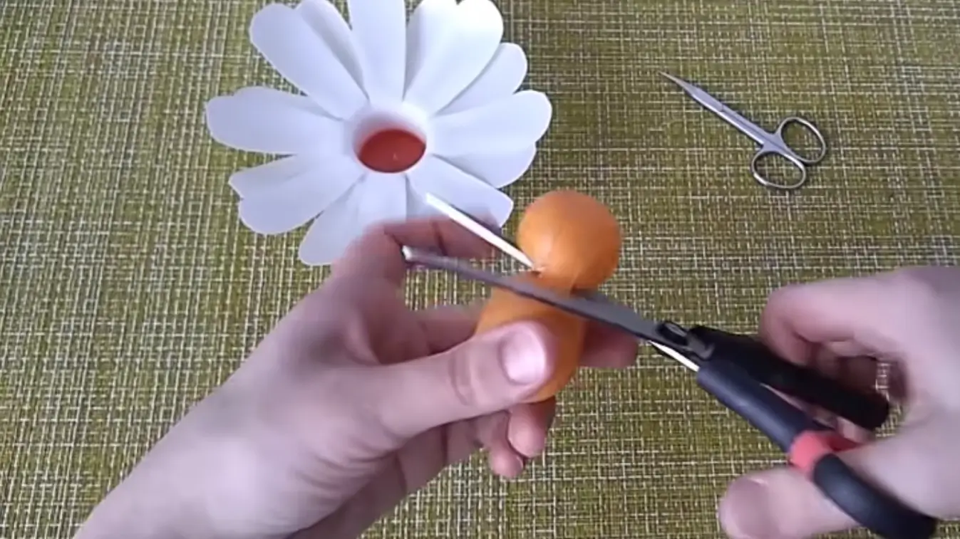 Kalian bisa menggunakan bola pingpong untuk ditempel di bagian tengah bunga, lalu potong menjadi dua bagian