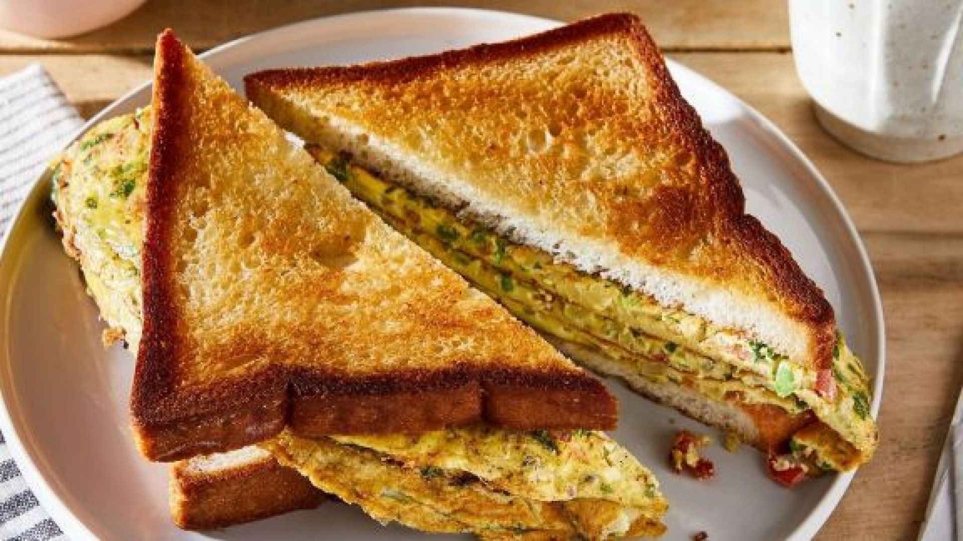 Sandwich Isi Telur dan Ikan Disempurnakan dengan Susu