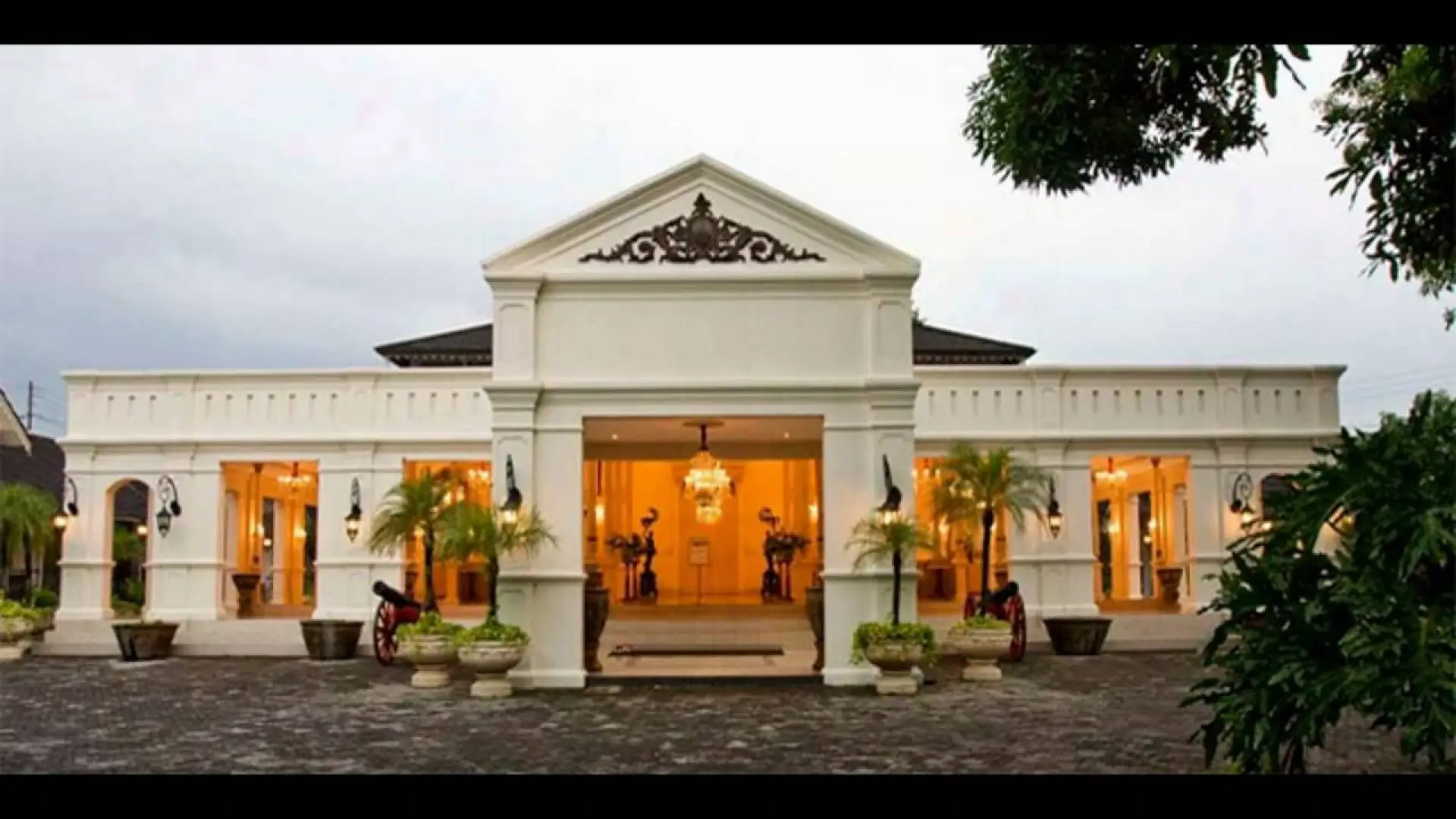 Museum Butik Danar Hadi