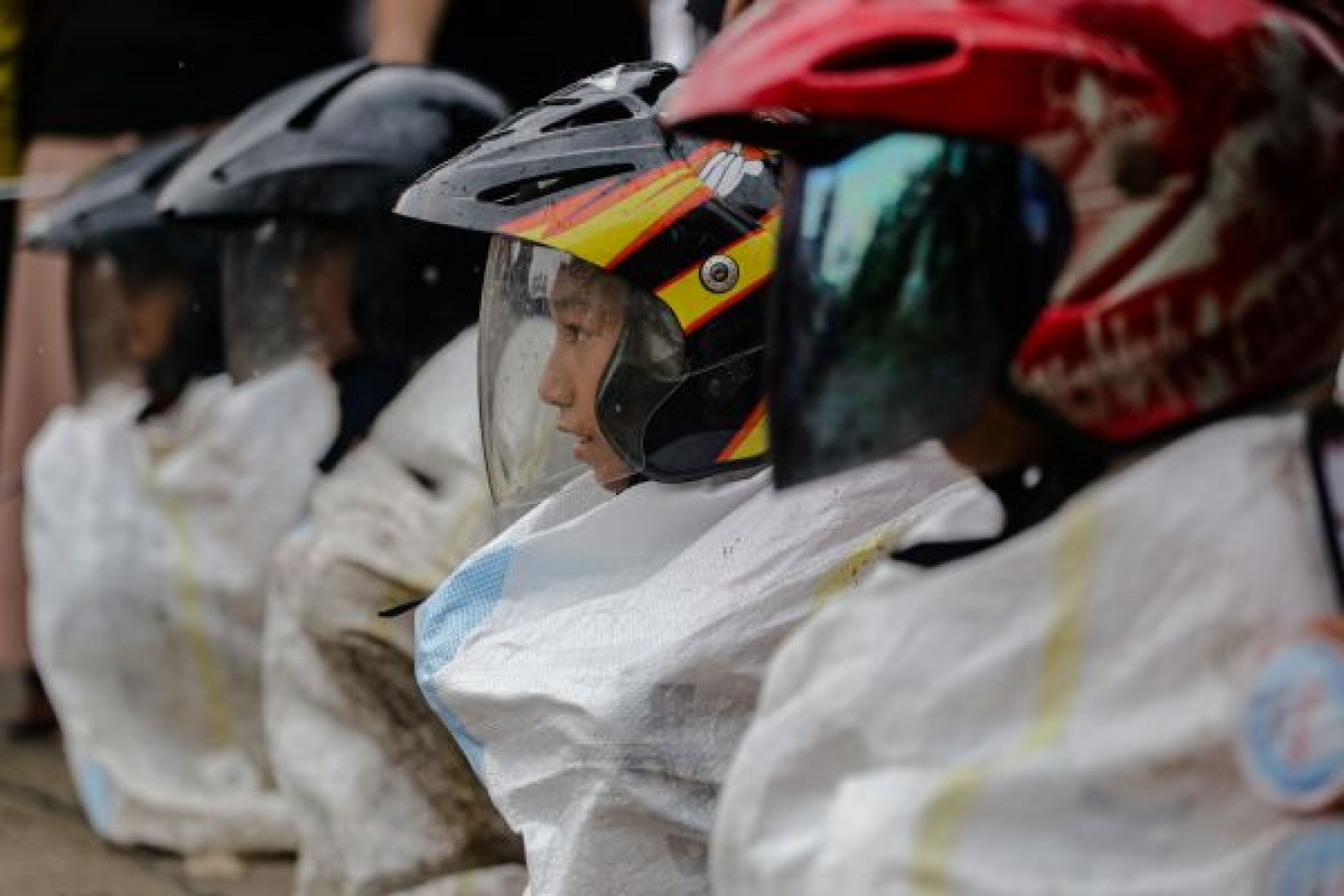 Lomba Balap Karung dengan Helm