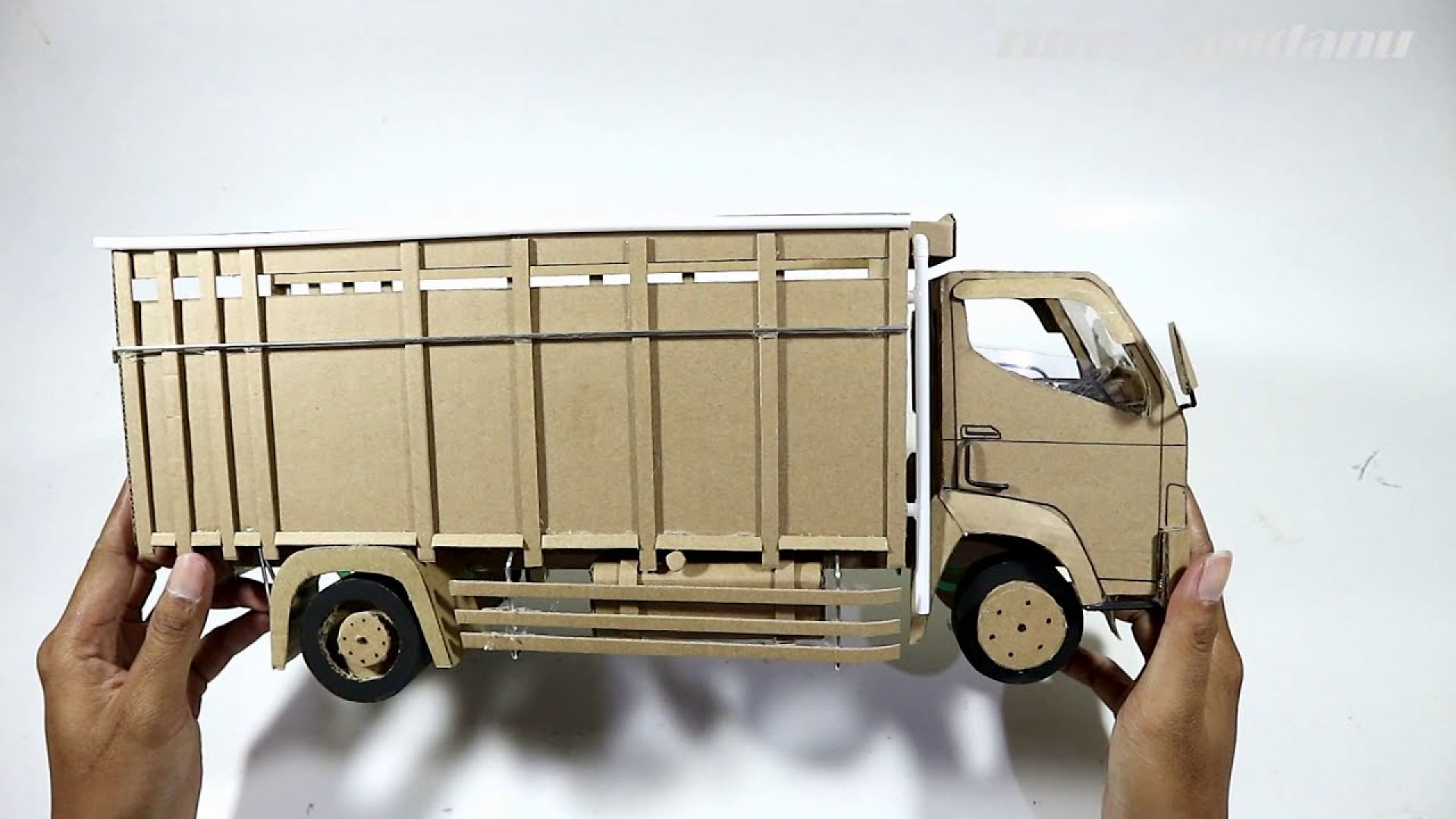 Miniatur Truk dari Kardus