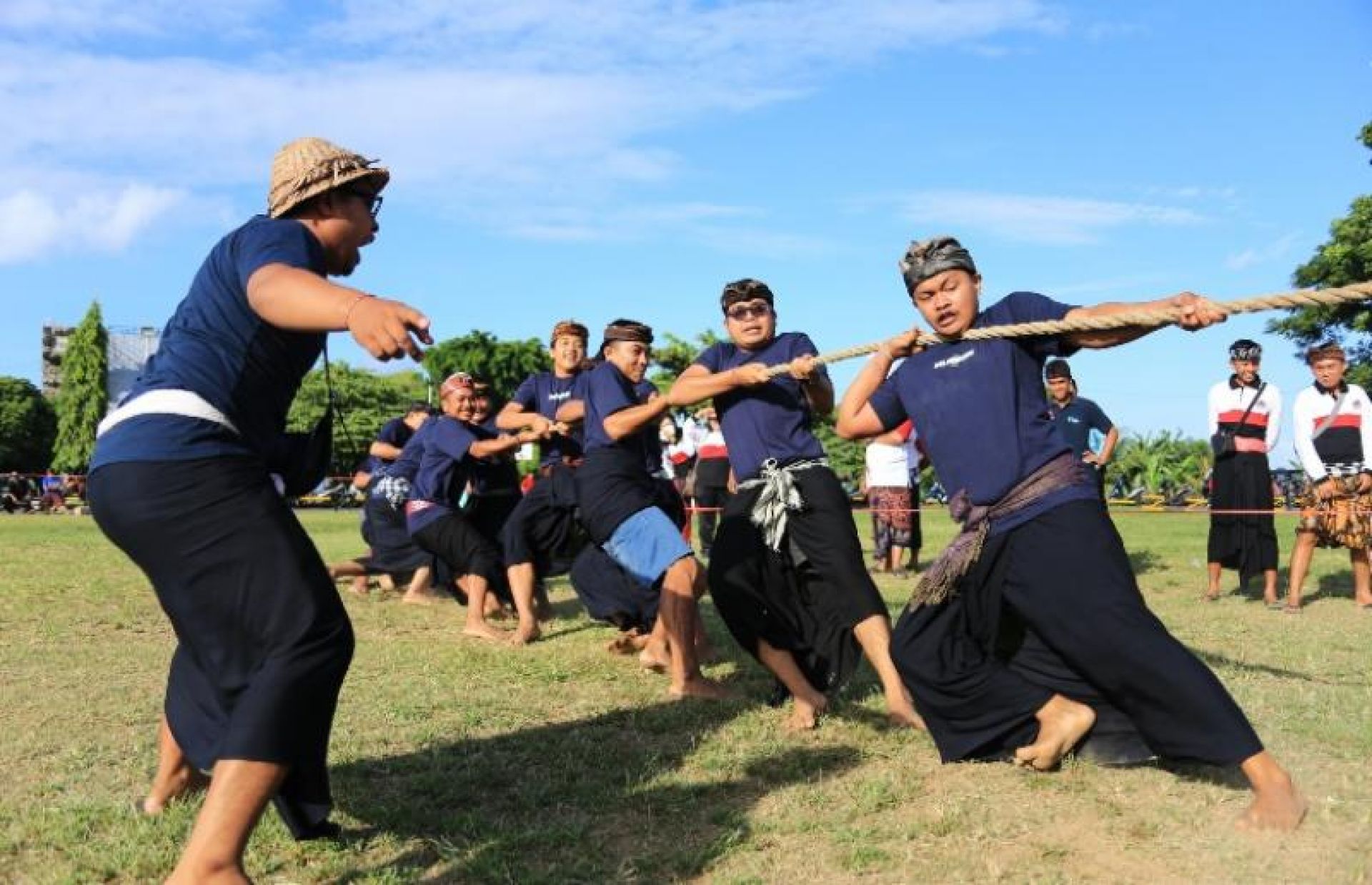 lomba tarik tambang untuk bapak bapak