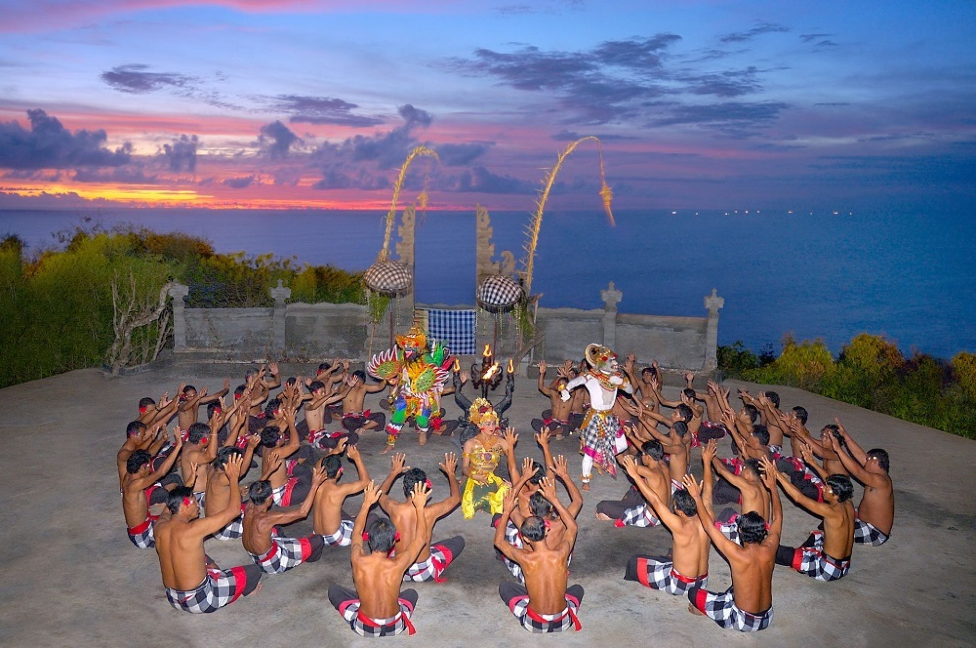 tari kecak