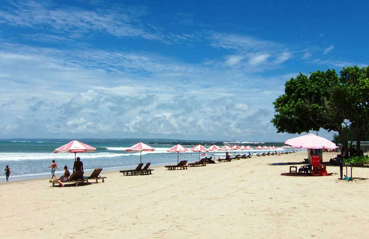 Keindahan-Pantai-Kuta-Bali-yang-sanggup-menarik-ribuan-wisatawan-setiap-tahunnya